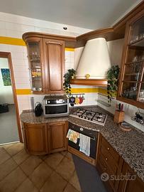 Cucina angolare in legno classico