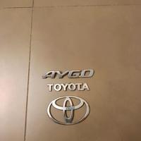 Set Logo+Scritta portellone posteriore Toyota Aygo
