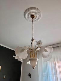 Lampadario classico in stile floreale.