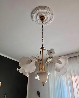 Lampadario classico in stile floreale.