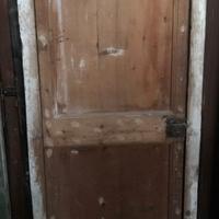 Porta antica con telaio e ferratura originale