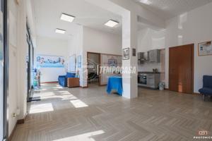 Ampio Negozio in zona Centrale di San Lazzaro