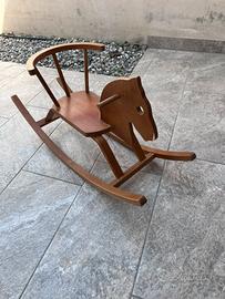 Cavallo a dondolo in legno per bambini