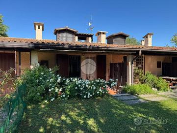 VILLA A SCHIERA CENTRALE A PESCHIERA DEL GARDA