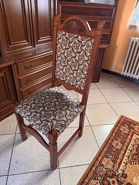 Sala da pranzo con tavolo e sedie