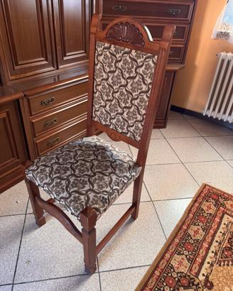 Sala da pranzo con tavolo e sedie