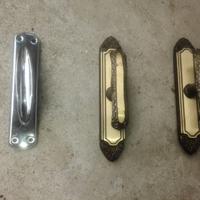 Coppia di maniglie decorate per finestre