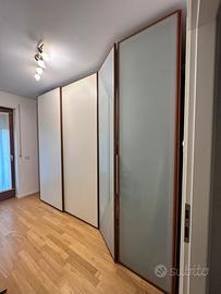 Armadio in legno 300cm con angolo e specchio