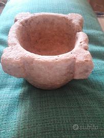 Antico mortaio in pietra