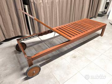 lettino in legno con cuscino 