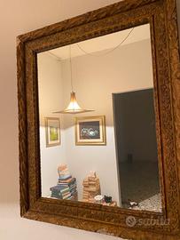 Specchio con cornice in legno intarsiata
