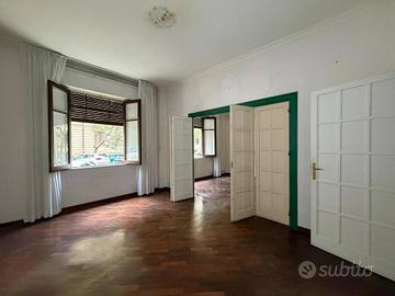 Via Catania: appartamento di 130mq oltre spazi est