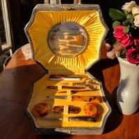 Antico cofanetto con antichi strumenti