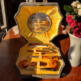 Antico cofanetto con antichi strumenti