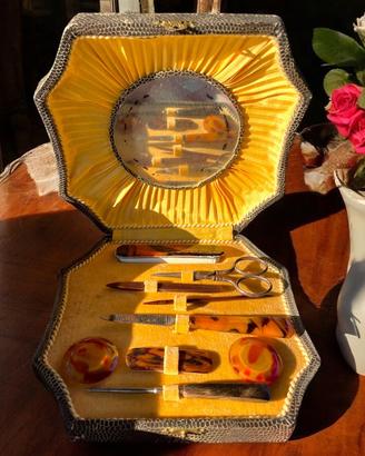 Antico cofanetto con antichi strumenti