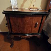 Comodini in legno stile Chippendale.