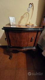 Comodini in legno stile Chippendale.