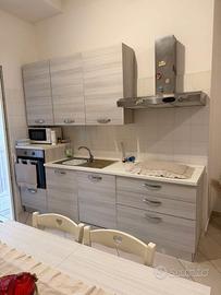 Cucina con lavastoviglie e forno