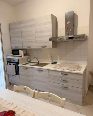 Cucina con lavastoviglie e forno