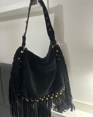 Borsa scamosciata con frange e borchie