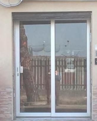 Porta scorrevole per negozio