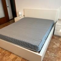 Letto matrimoniale con comodini e lampade