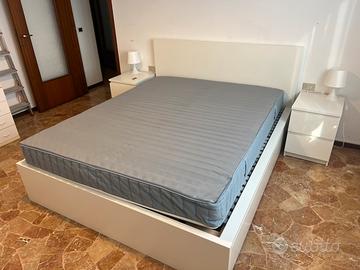 Letto matrimoniale con comodini e lampade