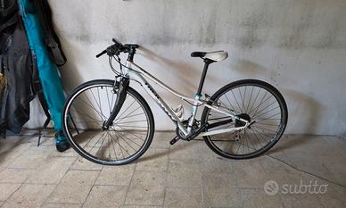 Bicicletta da donna Trek con ruote da 28 pollici.