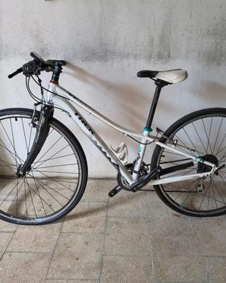 Bicicletta da donna Trek con ruote da 28 pollici.