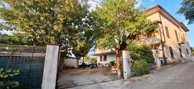 Arredato con posto auto e box attrezzi