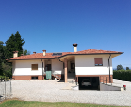 Villa con due appartamenti accostati