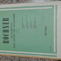 Libro con spartiti musicali