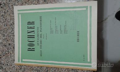 Libro con spartiti musicali