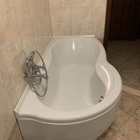 Vasca da bagno con miscelatore classico