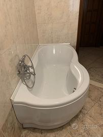 Vasca da bagno con miscelatore classico