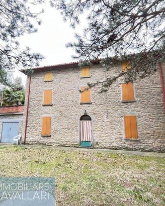 Rustico / Casale di 270 m² con più di 5 locali e b