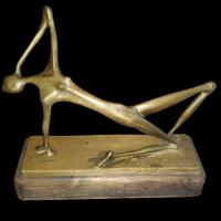 Elegante scultura stilizzata donna