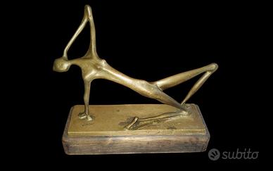 Elegante scultura stilizzata donna