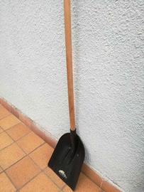 PALA DA NEVE con manico in legno super resistente