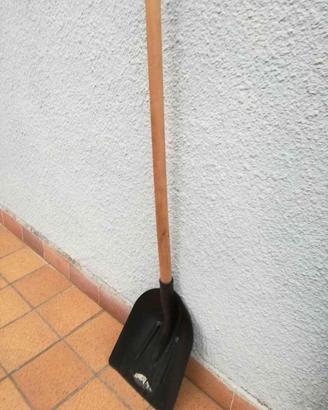 PALA DA NEVE con manico in legno super resistente