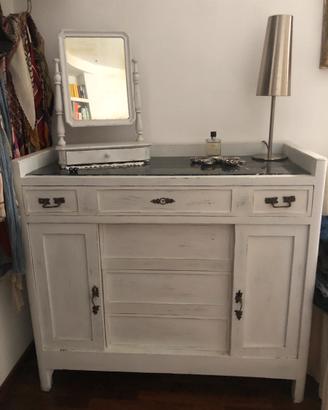 Cassettone e coppia di comodini