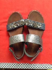 Sandali con fiori color bronzo