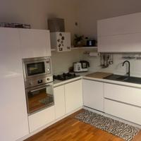 Cucina bianca ad angolo