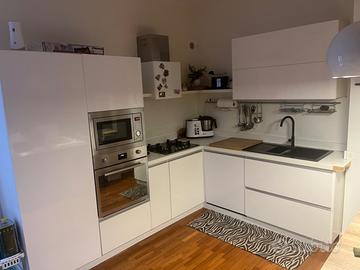 Cucina bianca ad angolo