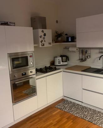 Cucina bianca ad angolo