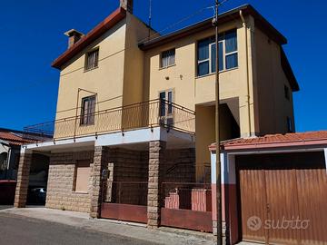 Thiesi. Indipendente con cortile e box auto