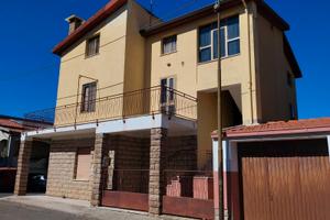 Thiesi. Indipendente con cortile e box auto