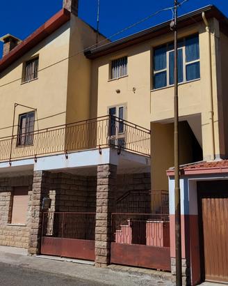 Thiesi. Indipendente con cortile e box auto