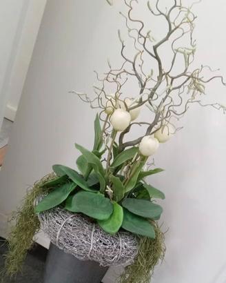 Due eleganti composizioni floreali in vasi argenta