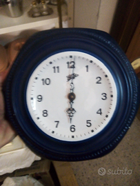 Orologi da parete vari e colorati